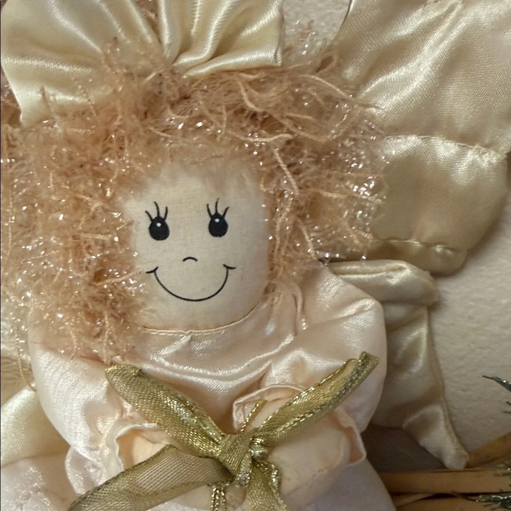 Holiday Angel Wreath with Cream Accents